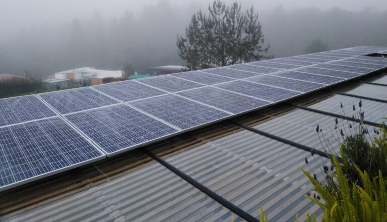 Instalación de paneles solares en Rio Negro Antioquia
